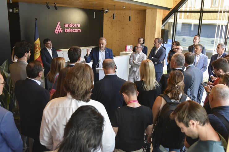 Durant la inauguració de la botiga, amb el director d'Andorra Telecom, Jordi Nadal, fent el discurs inaugural.